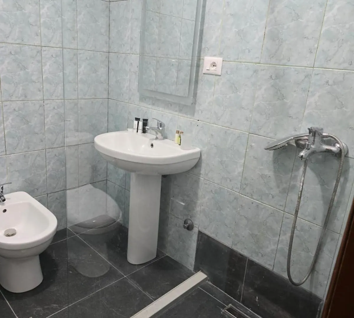 Home Select Tirana 7 0*,  Albánia
