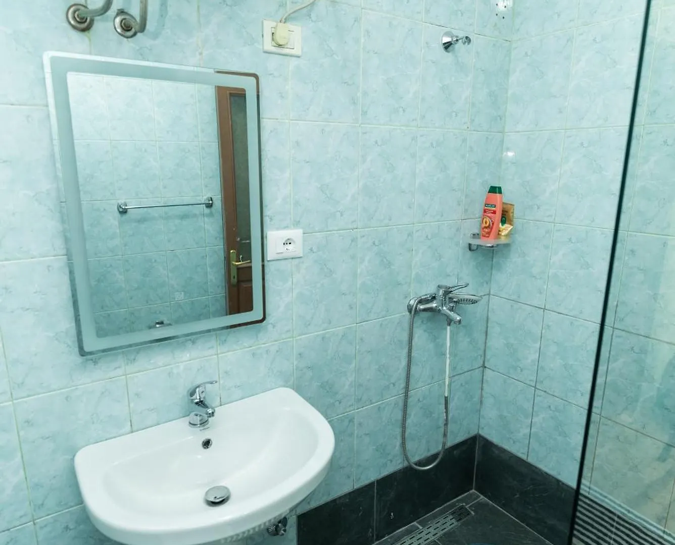 Home Select Tirana 7 Albánia